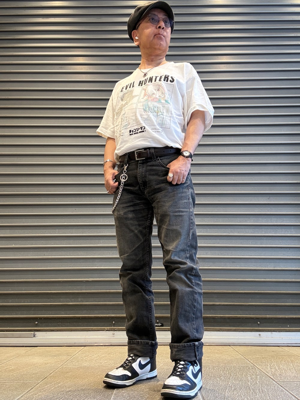 ホワイト系のスニーカー、ホワイト系のTシャツ/カットソー、ブラック系のデニムパンツを着用したメンズの夏コーディネートの2枚目の写真