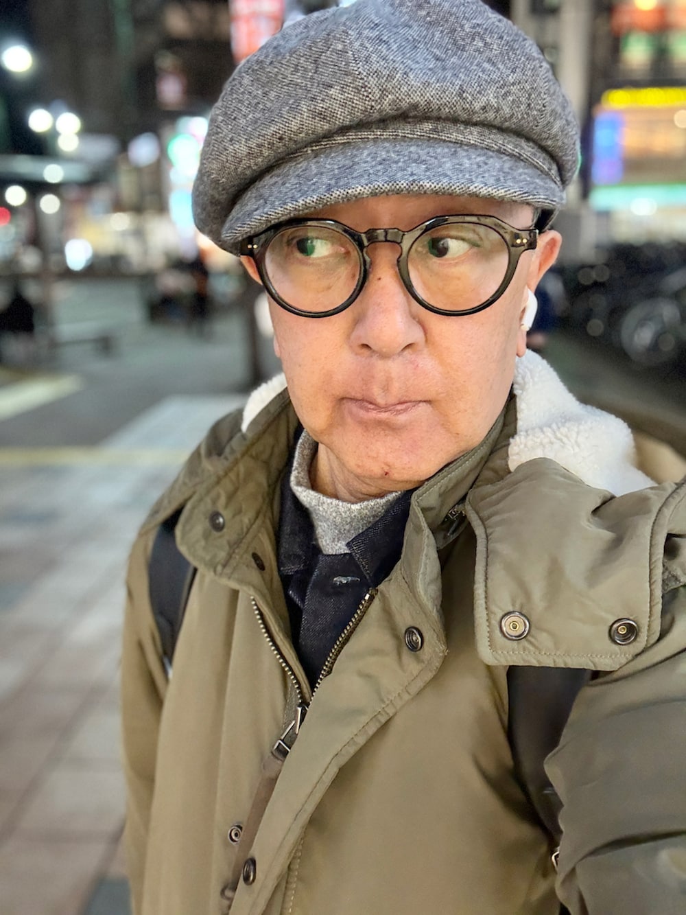 ブルー系のデニムジャケット、グリーン系のモッズコート、グレー系のTシャツ/カットソーを着用したメンズの冬コーディネートの4枚目の写真