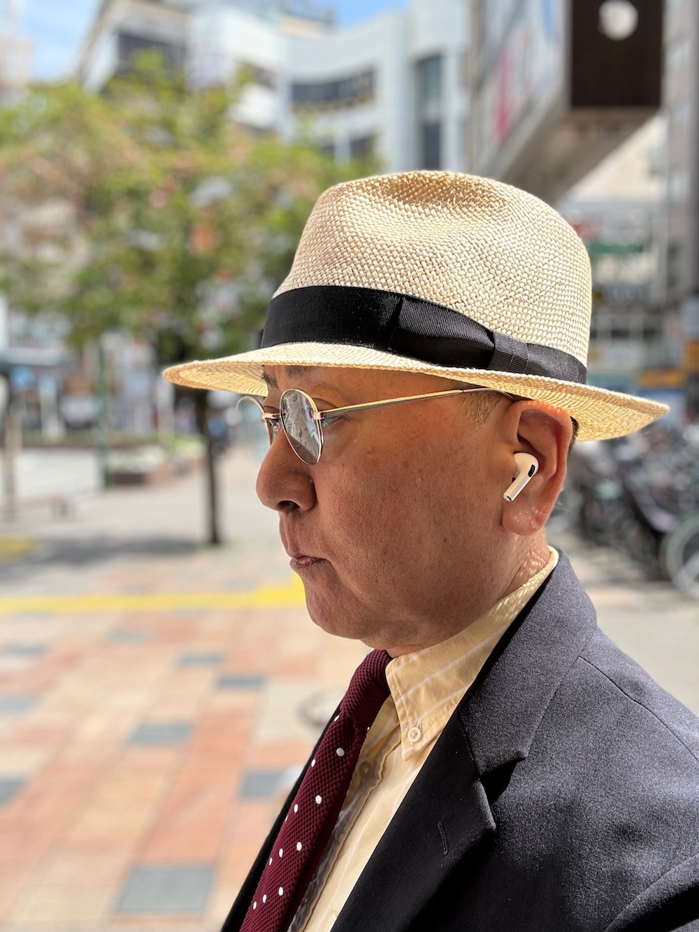 ブラック系のモカシン/デッキシューズ、イエロー系のシャツ/ブラウス、ブルー系のテーラードジャケットを着用したメンズの春コーディネートの3枚目の写真