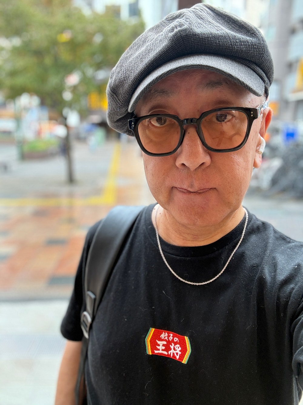ブラック系のTシャツ/カットソー、ブルー系のデニムパンツ、ブラック系のバックパック/リュックを着用したメンズの秋コーディネートの2枚目の写真