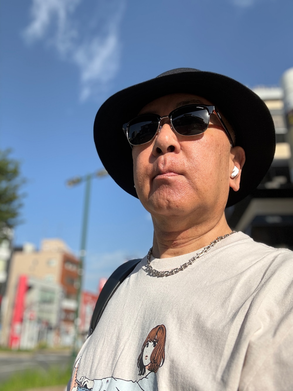 ブルー系のデニムパンツ、ベージュ系のTシャツ/カットソー、ブラック系のローファーを着用したメンズの春コーディネートの4枚目の写真