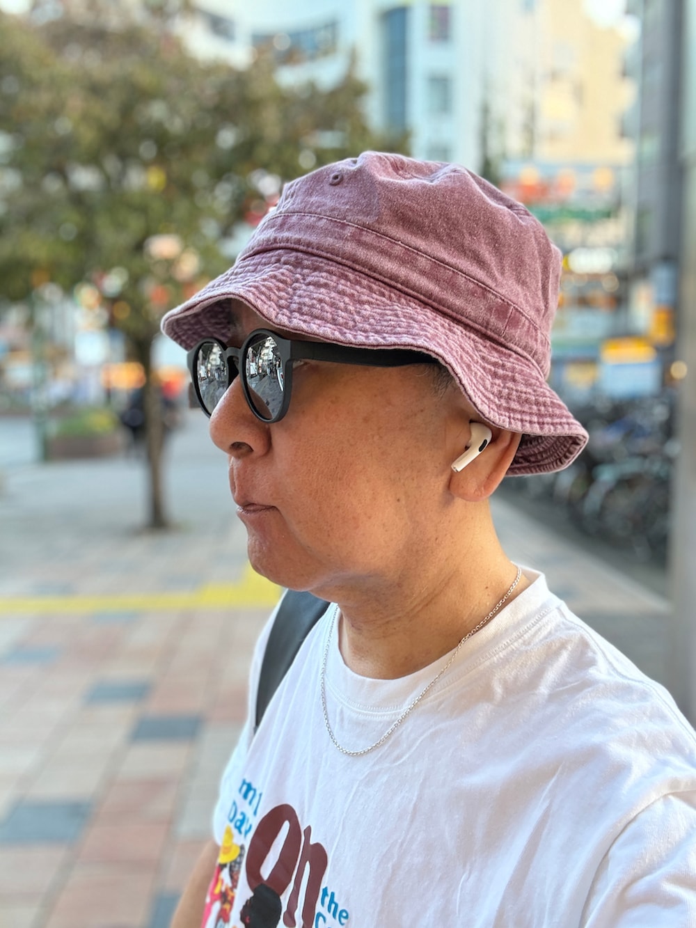 レッド系のスニーカー、ホワイト系のTシャツ/カットソー、グレー系のデニムパンツを着用したメンズの秋コーディネートの2枚目の写真