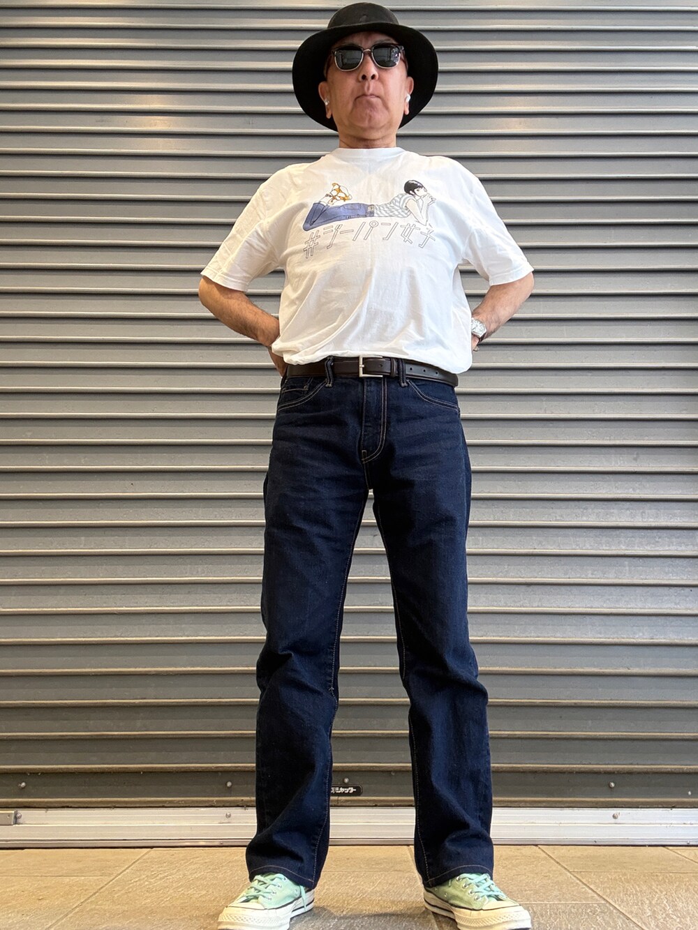 ブルー系のデニムパンツ、ホワイト系のTシャツ/カットソー、ブルー系のデニムジャケットを着用したメンズの春コーディネートの3枚目の写真