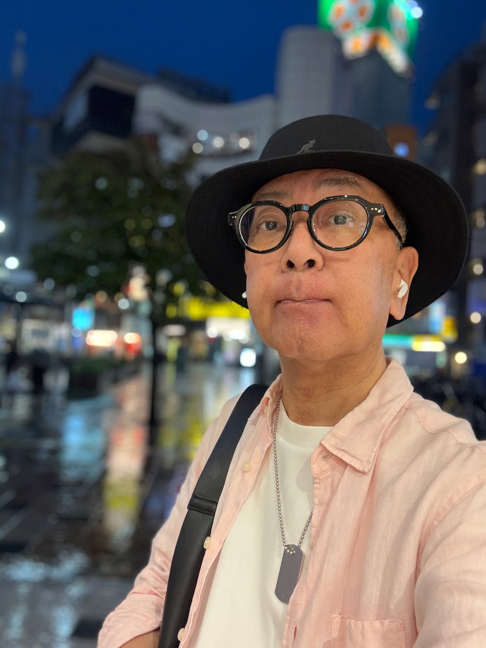 ホワイト系のTシャツ/カットソー、ピンク系のシャツ/ブラウス、ブルー系のデニムパンツを着用したメンズの秋コーディネートの2枚目の写真