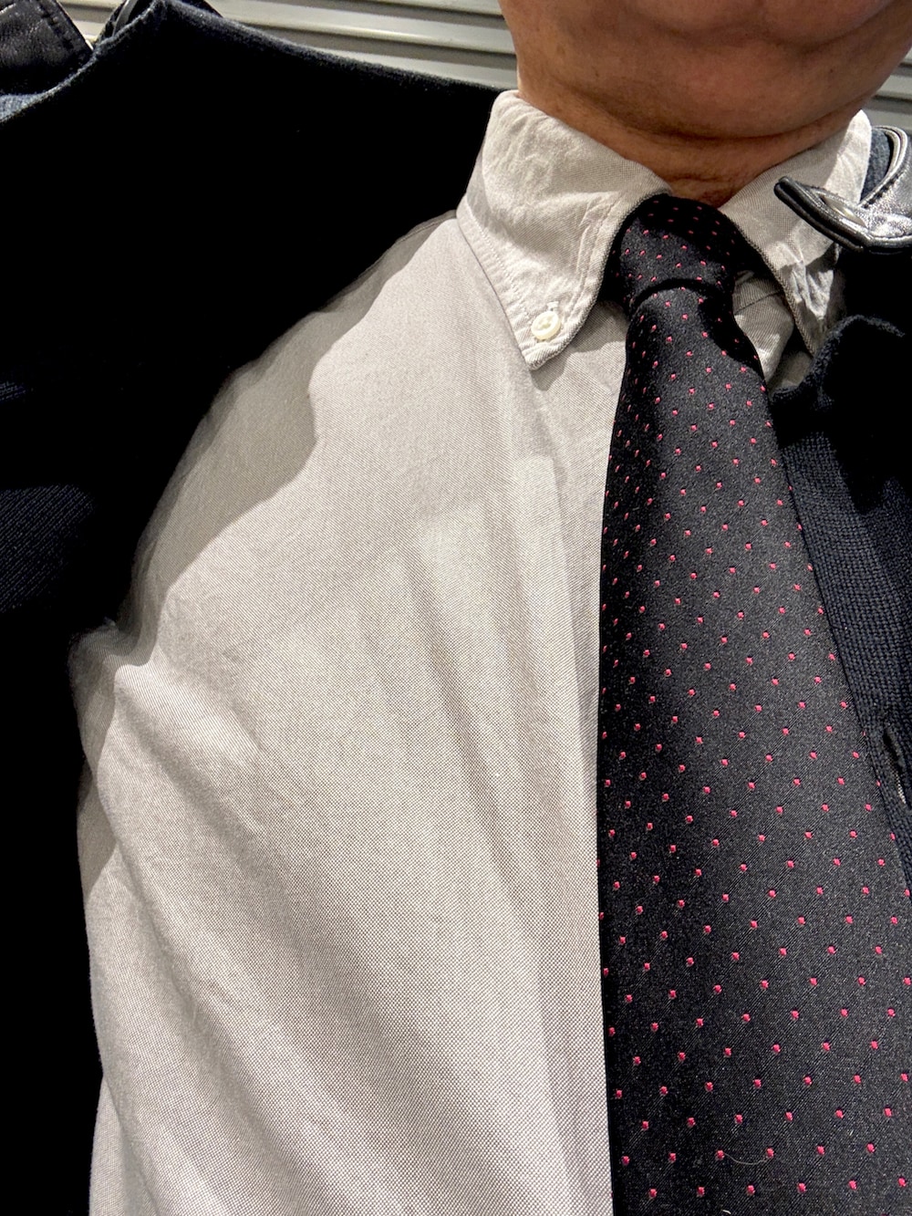 ブラック系のライダースジャケット、ブラック系のローファー、ブラック系のカーディガン/ボレロを着用したメンズの冬コーディネートの2枚目の写真