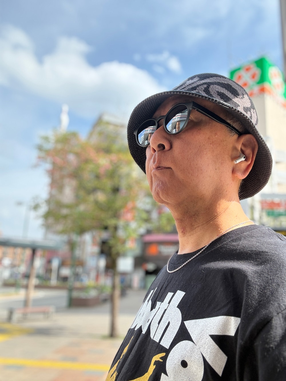 レッド系のチノパンツ、ブラック系のローファー、ブラック系のTシャツ/カットソーを着用したメンズの春コーディネートの2枚目の写真