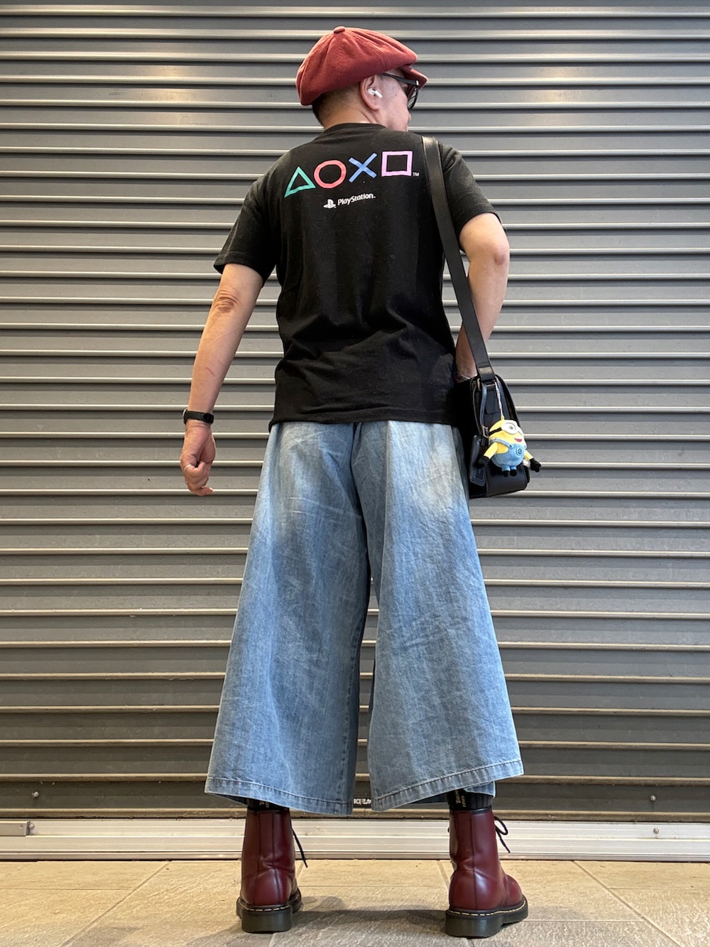 ブラック系のTシャツ/カットソー、ブラック系のショルダーバッグ、ブルー系のその他パンツを着用したメンズの春コーディネートの3枚目の写真