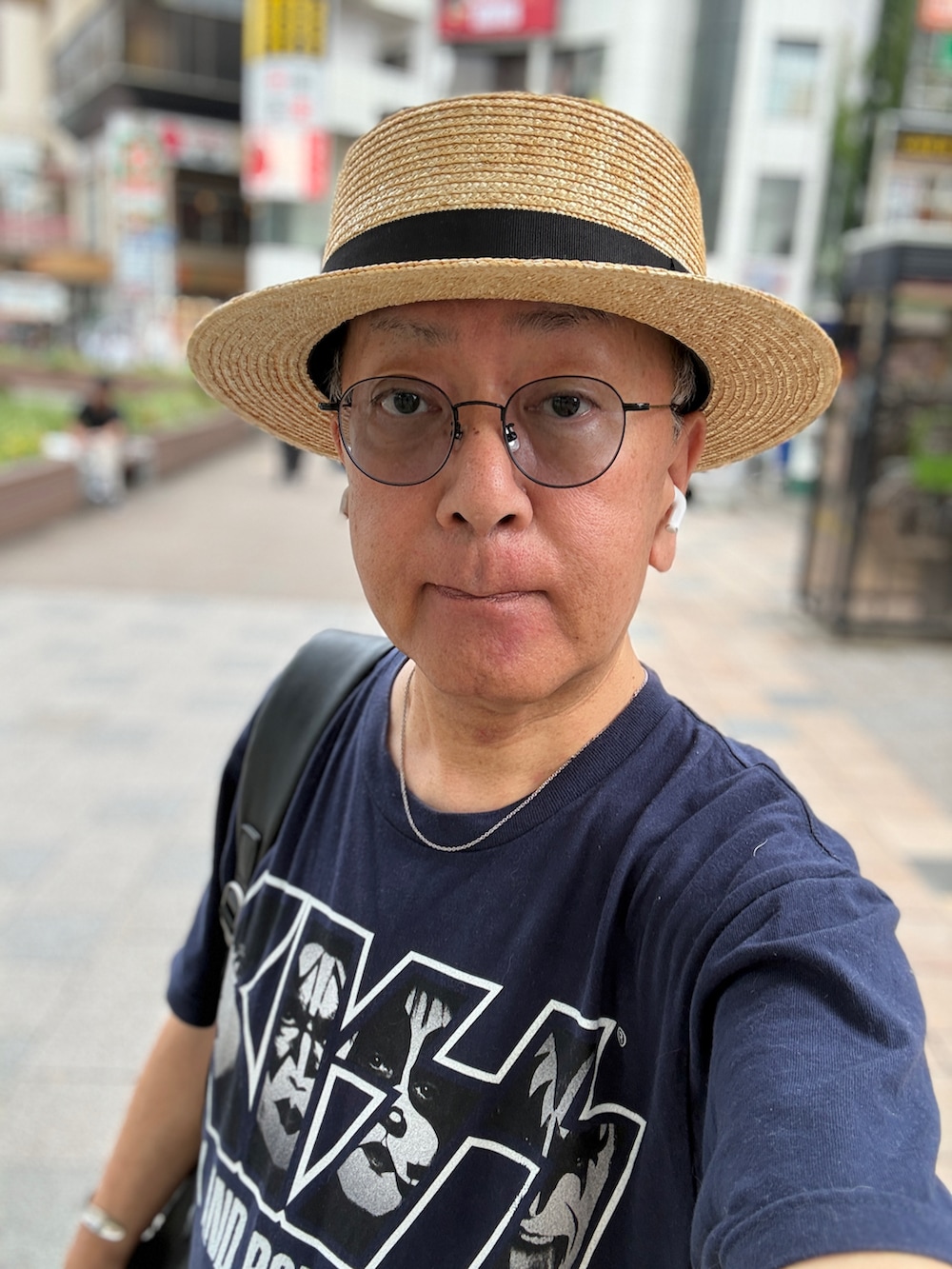 ブルー系のTシャツ/カットソー、ブルー系のデニムパンツ、ブラック系のバックパック/リュックを着用したメンズの夏コーディネートの2枚目の写真