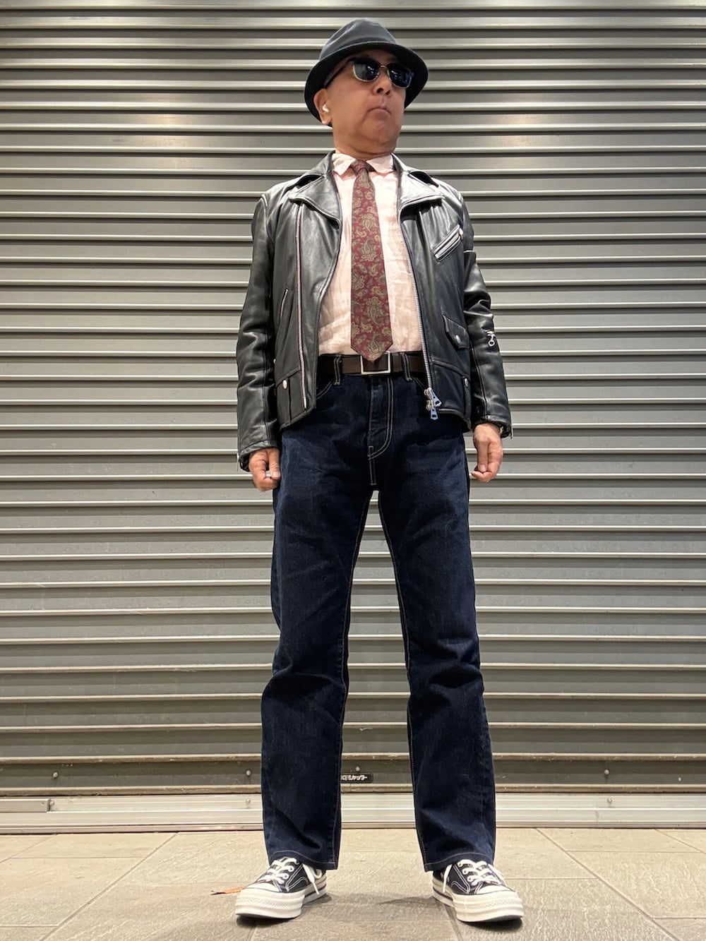 ブラック系のライダースジャケット、ブルー系のデニムパンツ、ピンク系のシャツ/ブラウスを着用したメンズの冬コーディネートの3枚目の写真