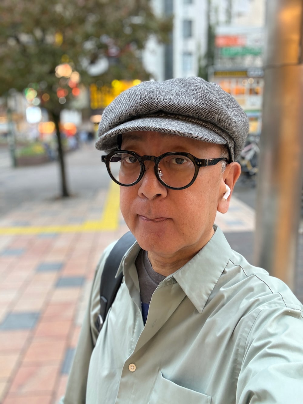 ブラック系のローファー、グリーン系のシャツ/ブラウス、ブルー系のデニムパンツを着用したメンズの秋コーディネートの2枚目の写真