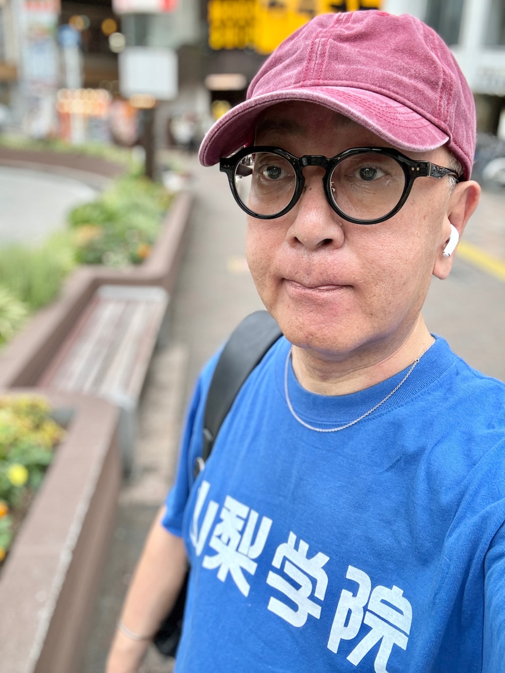 ブルー系のデニムパンツ、ブルー系のTシャツ/カットソー、ブラック系のバックパック/リュックを着用したメンズの夏コーディネートの2枚目の写真