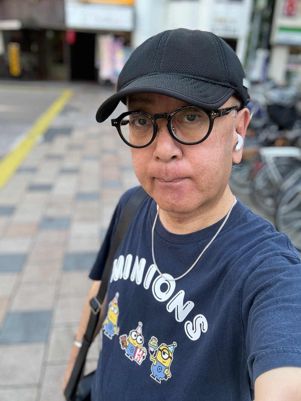 ブルー系のデニムパンツ、ブルー系のTシャツ/カットソー、ブラック系のショルダーバッグを着用したメンズの夏コーディネートの3枚目の写真