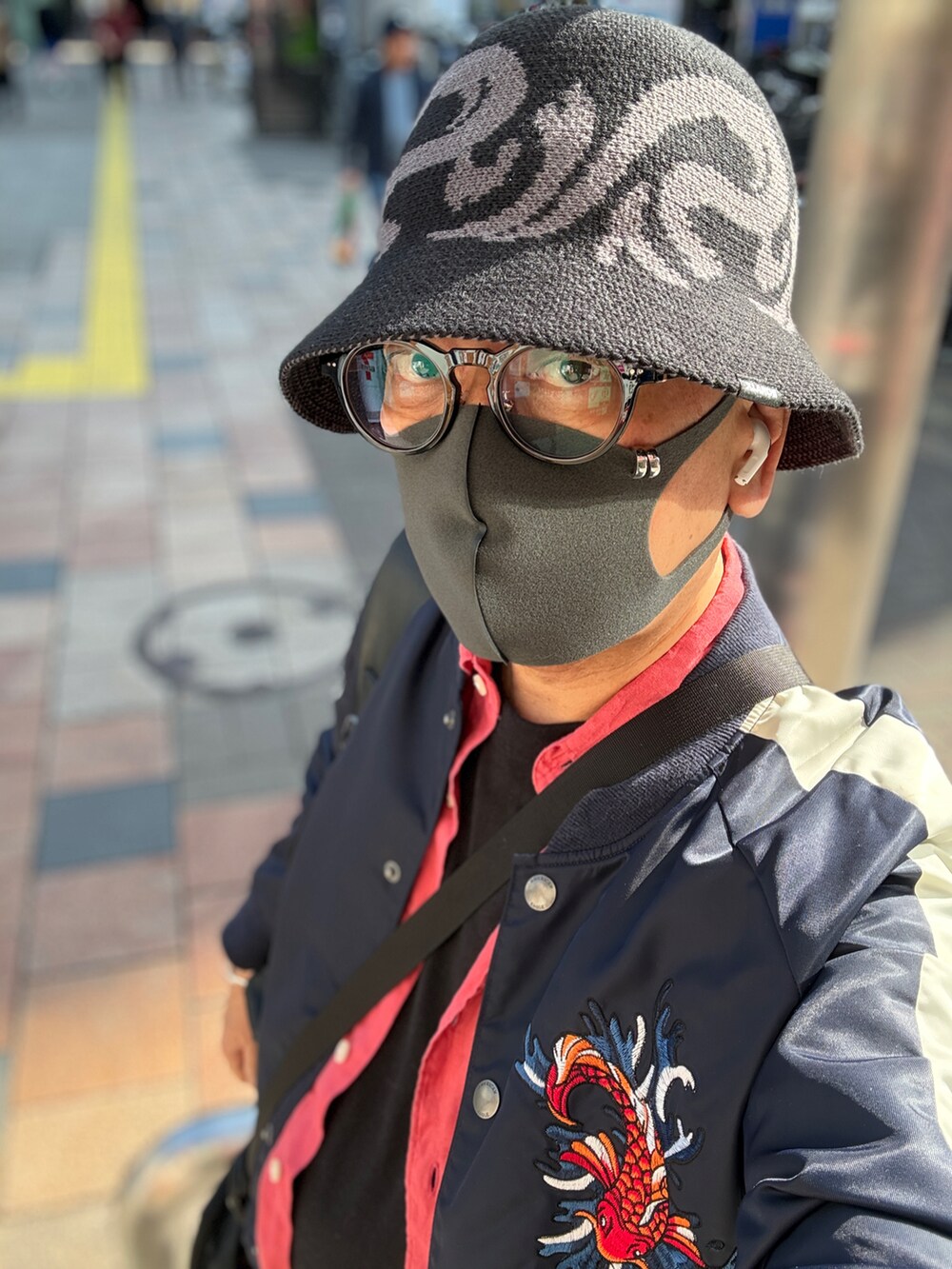 ホワイト系のスニーカー、レッド系のシャツ/ブラウス、ブラック系のTシャツ/カットソーを着用したメンズの冬コーディネートの5枚目の写真