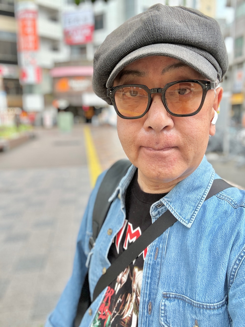 グレー系のスウェットパンツ、ブルー系のシャツ/ブラウス、ブラック系のTシャツ/カットソーを着用したメンズの夏コーディネートの3枚目の写真