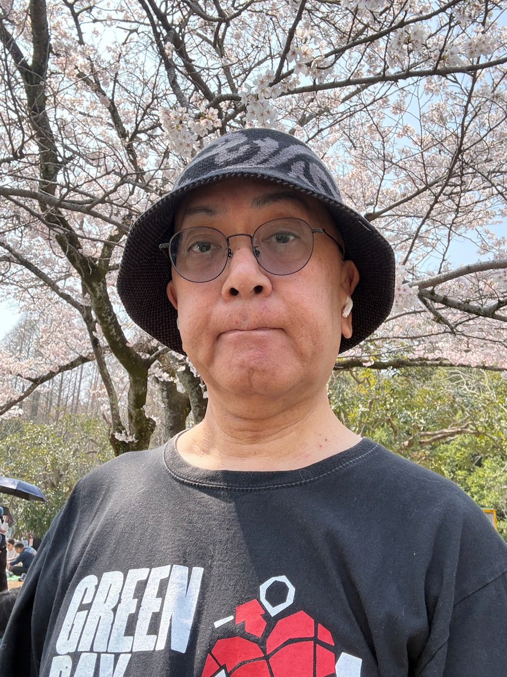 ブラック系のTシャツ/カットソー、ブルー系のシャツ/ブラウス、ブルー系のスカジャンを着用したメンズの春コーディネートの4枚目の写真