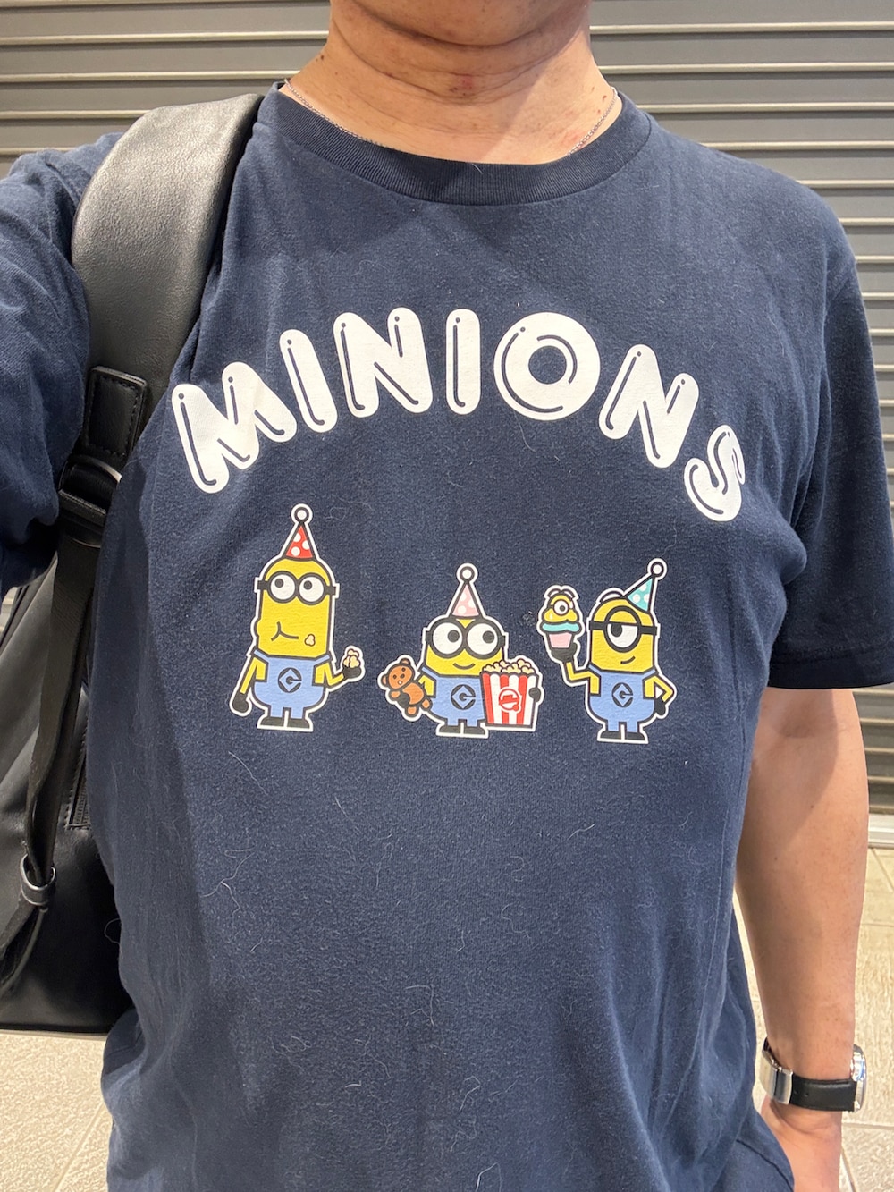 ブルー系のデニムパンツ、ブルー系のTシャツ/カットソー、ブラック系のバックパック/リュックを着用したメンズの夏コーディネートの2枚目の写真