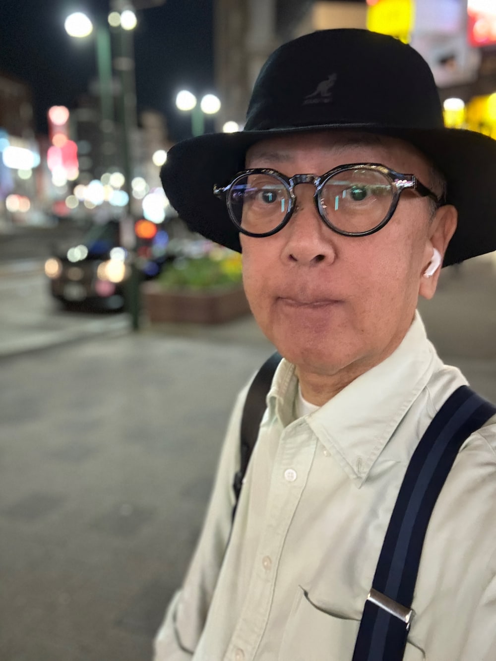 レッド系のローファー、グリーン系のシャツ/ブラウス、ブルー系のデニムパンツを着用したメンズの秋コーディネートの2枚目の写真