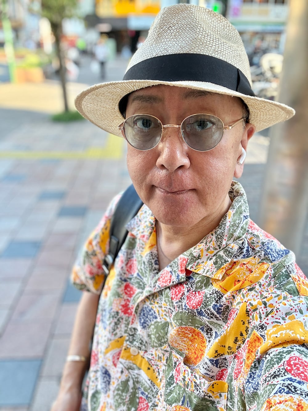 ブラウン系のドレスシューズ、ブラック系のデニムパンツ、ブラック系のバックパック/リュックを着用したメンズの夏コーディネートの3枚目の写真