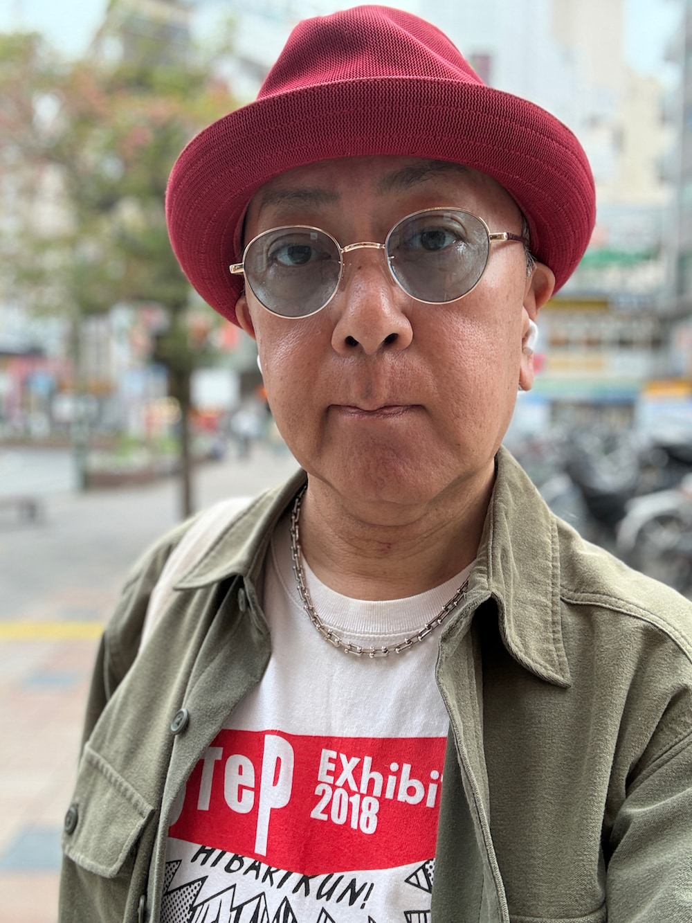 ベージュ系のブーツ、ホワイト系のTシャツ/カットソー、グリーン系のシャツ/ブラウスを着用したメンズの春コーディネートの4枚目の写真