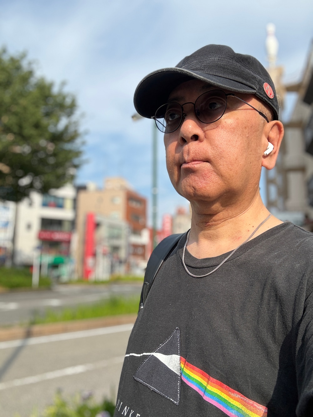 グレー系のデニムパンツ、ブラック系のTシャツ/カットソー、ブラック系のバックパック/リュックを着用したメンズの夏コーディネートの4枚目の写真