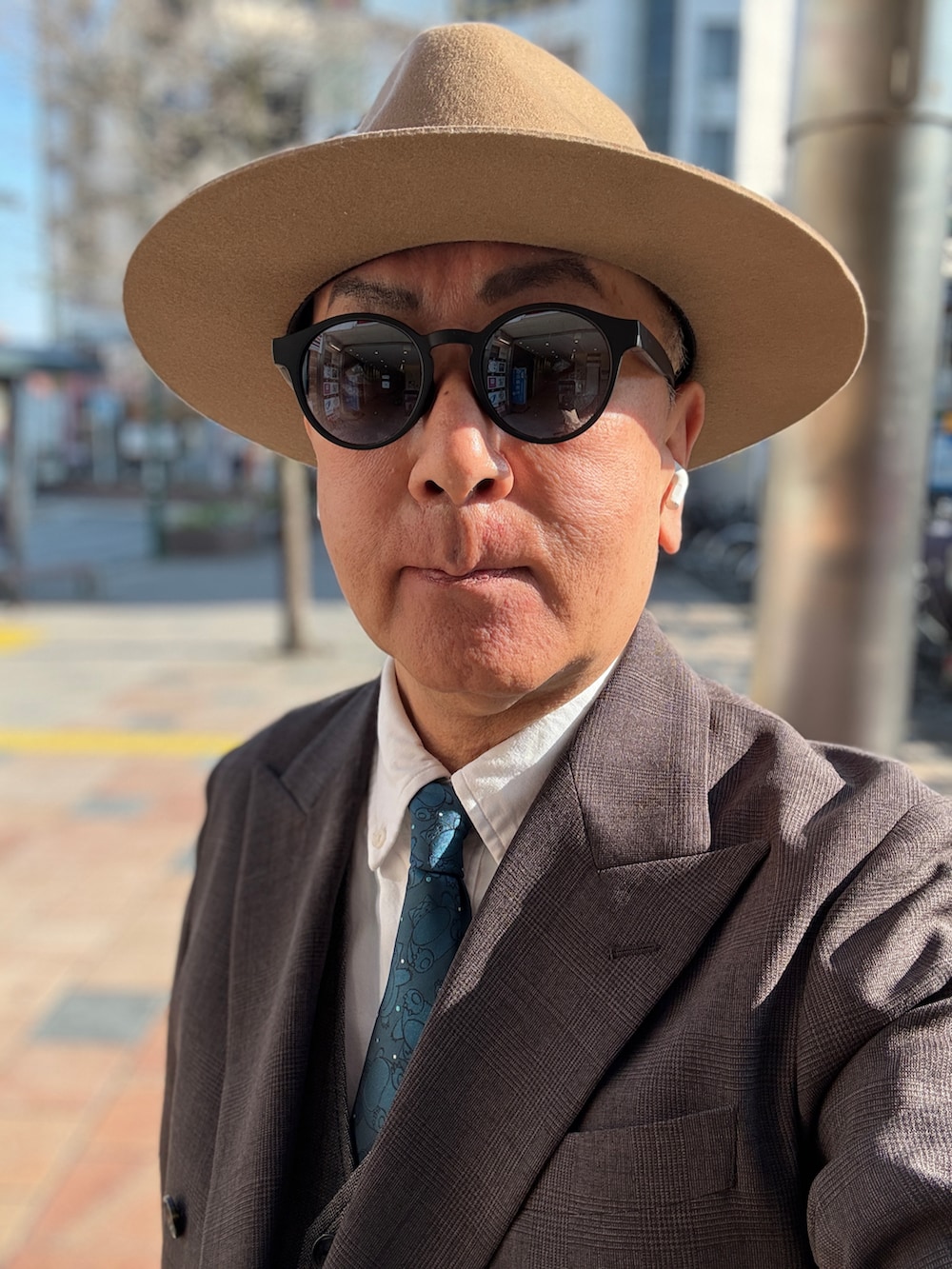 ブラウン系のテーラードジャケット、ホワイト系のシャツ/ブラウス、グレー系のベストを着用したメンズの春コーディネートの3枚目の写真