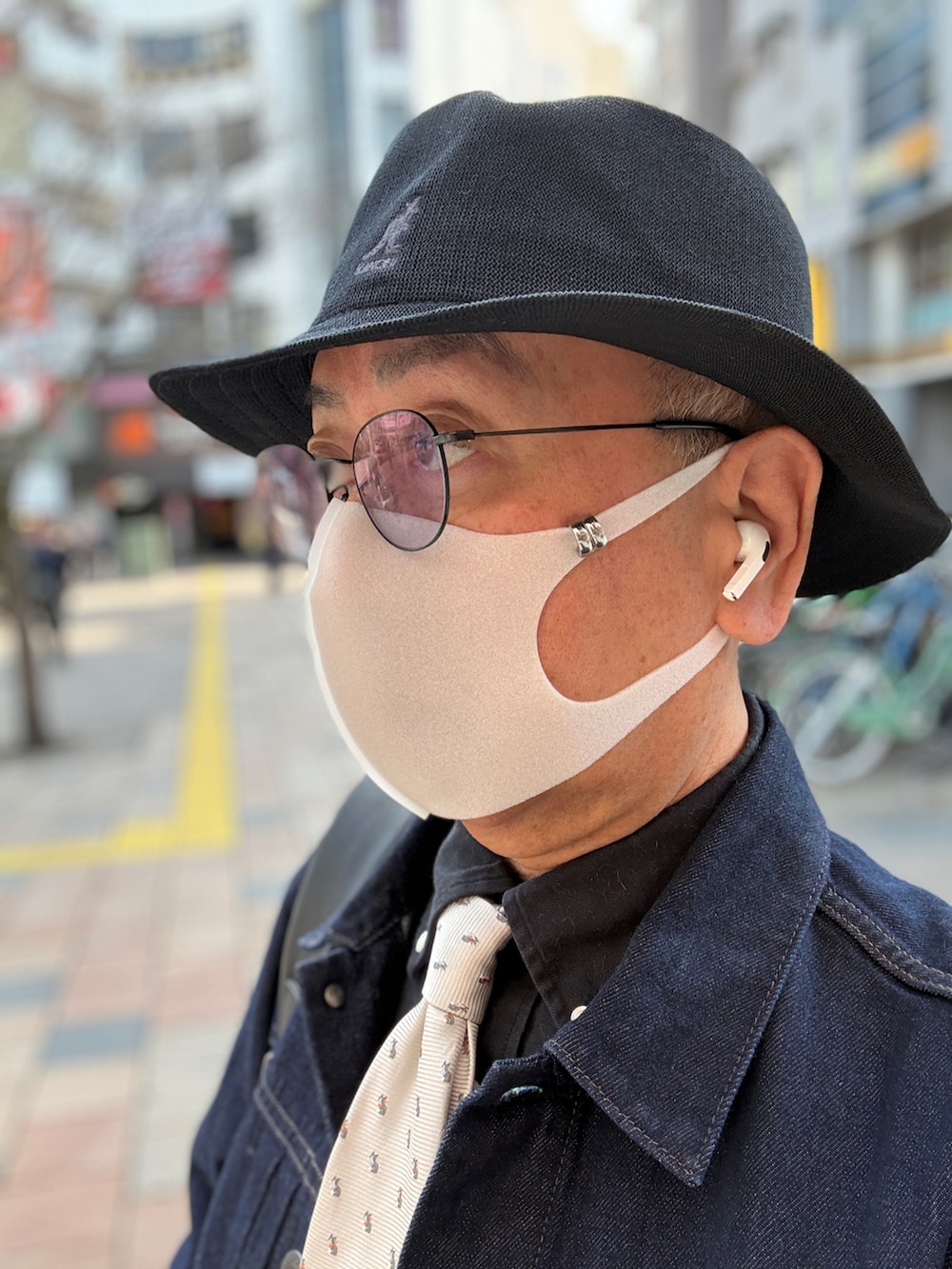 ブラック系のブーツ、ブラック系のシャツ/ブラウス、ブルー系のデニムジャケットを着用したメンズの冬コーディネートの3枚目の写真