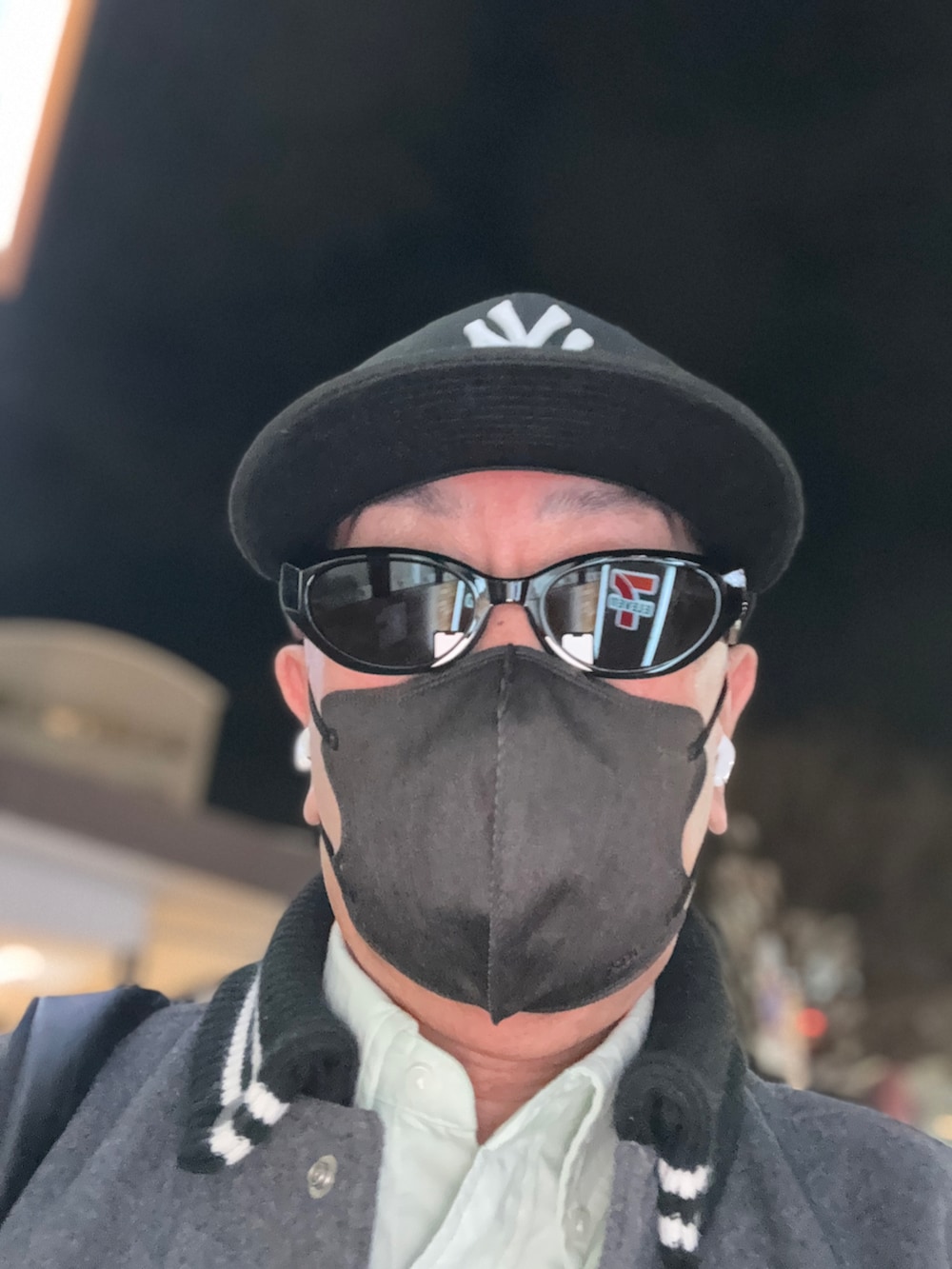 グリーン系のシャツ/ブラウス、グレー系のスタジャン、ブルー系のデニムパンツを着用したメンズの冬コーディネートの3枚目の写真