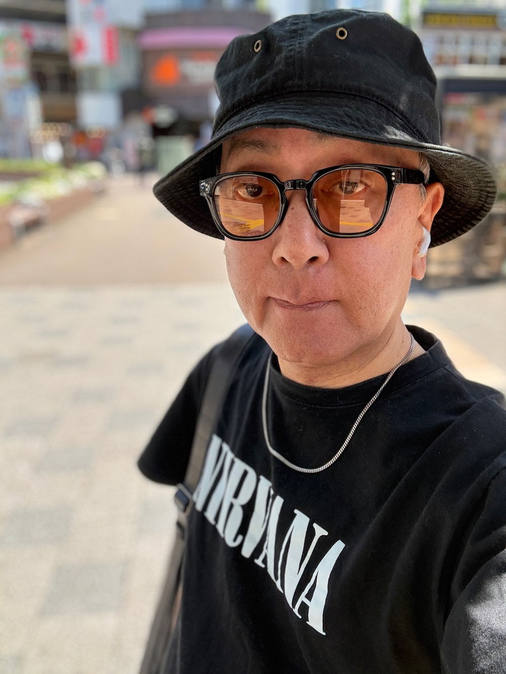 ブルー系のデニムパンツ、ブラック系のTシャツ/カットソー、ブラック系のショルダーバッグを着用したメンズの春コーディネートの3枚目の写真