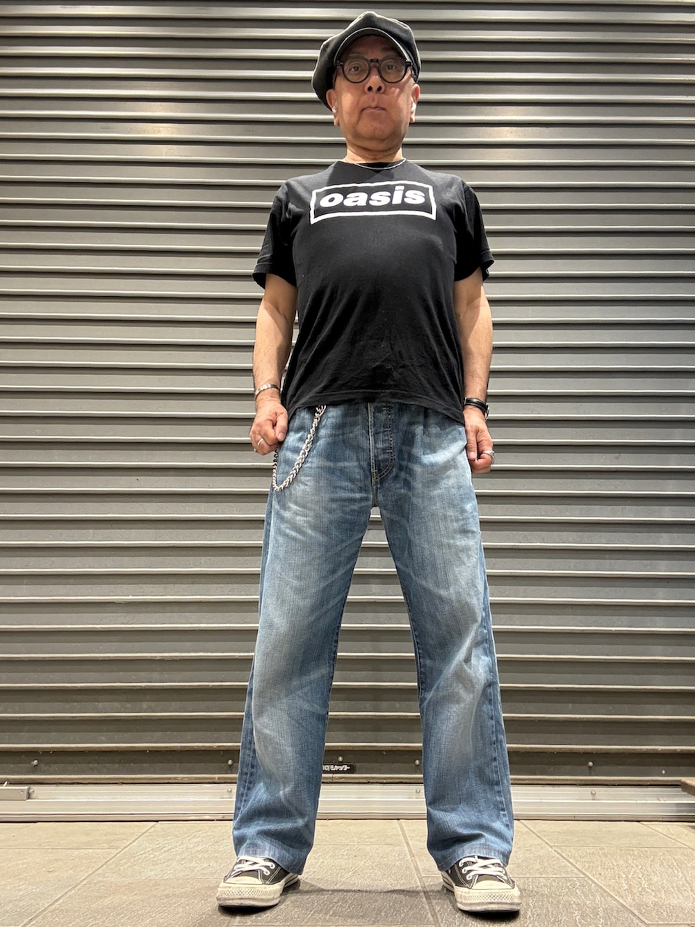 ブラック系のスカジャン、ブラック系のスニーカー、ブラック系のTシャツ/カットソーを着用したメンズの春コーディネートの3枚目の写真