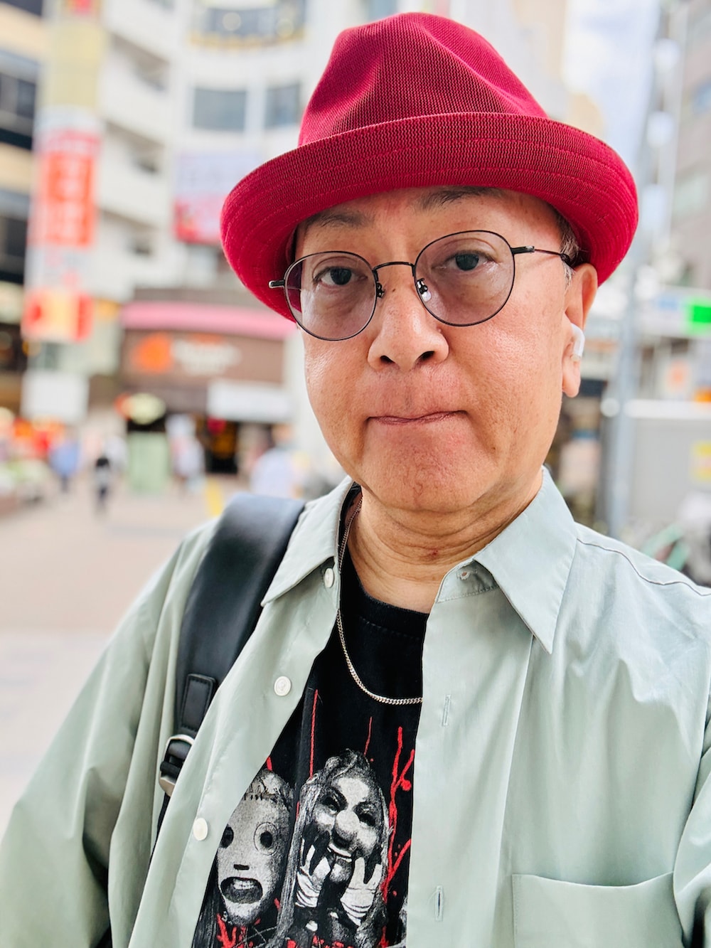 グリーン系のシャツ/ブラウス、ブラック系のTシャツ/カットソー、ブルー系のデニムパンツを着用したメンズの春コーディネートの3枚目の写真