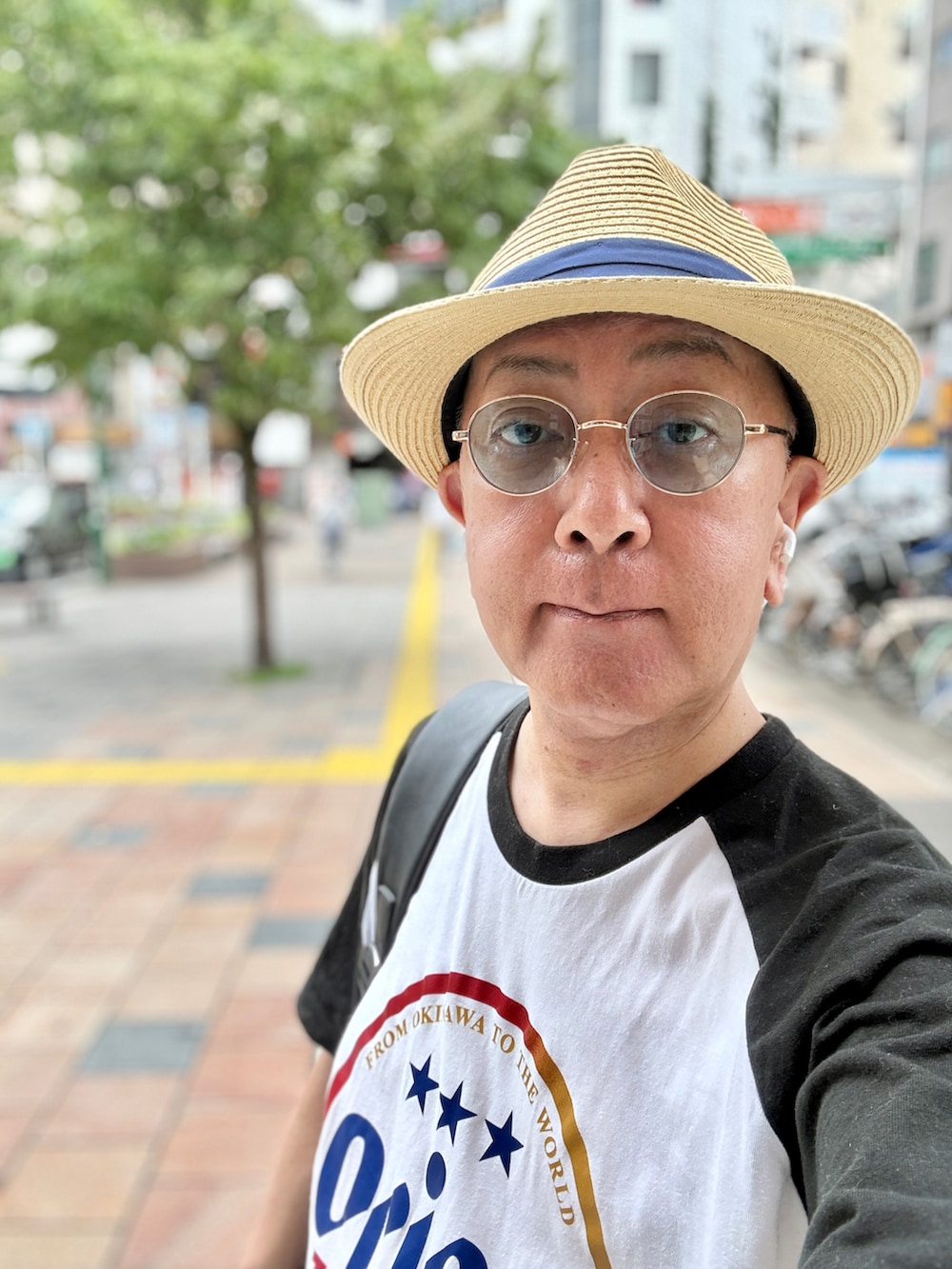 グレー系のデニムパンツ、ホワイト系のTシャツ/カットソー、ブラック系のモカシン/デッキシューズを着用したメンズの夏コーディネートの3枚目の写真