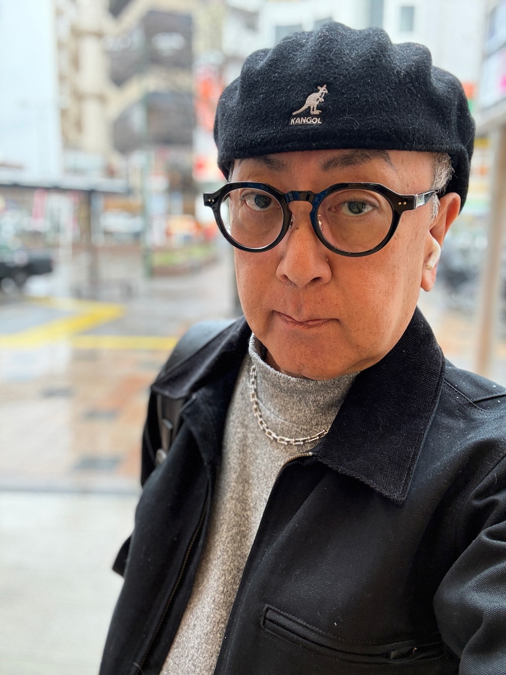 ブラック系のモカシン/デッキシューズ、ブラック系のその他アウター、グレー系のTシャツ/カットソーを着用したメンズの春コーディネートの2枚目の写真