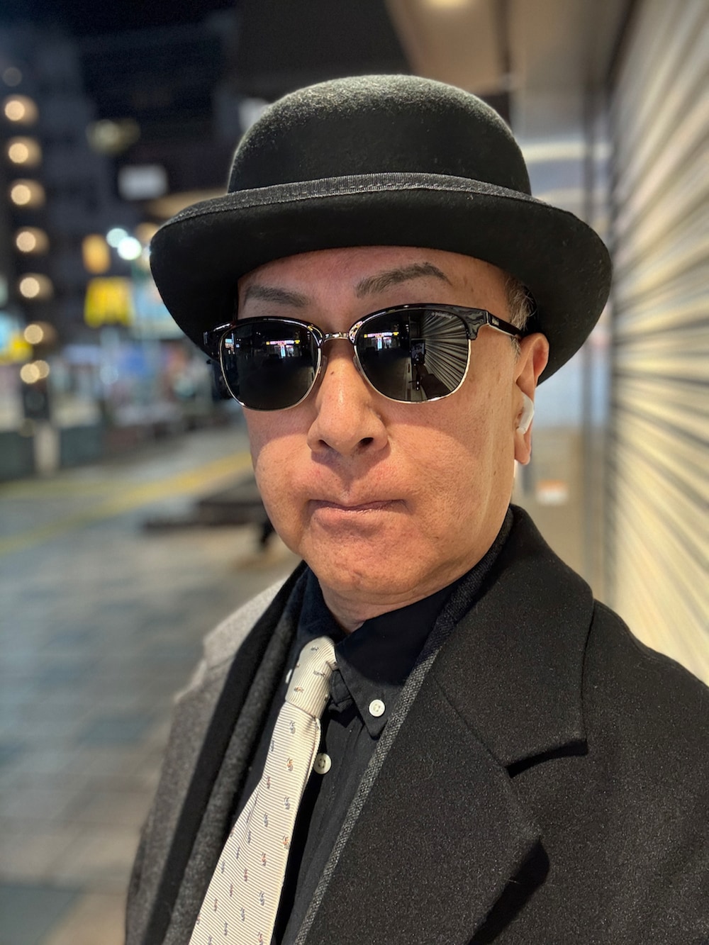 ブルー系のデニムパンツ、ブラック系のローファー、ブラック系のシャツ/ブラウスを着用したメンズの冬コーディネートの3枚目の写真