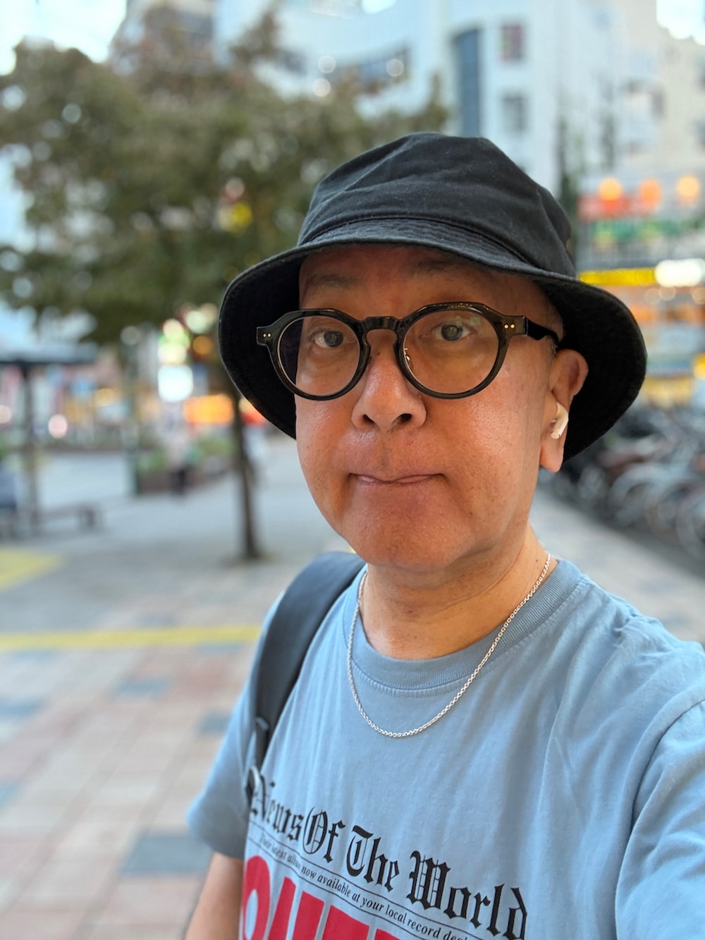 ブラック系のローファー、ブルー系のTシャツ/カットソー、グレー系のデニムパンツを着用したメンズの秋コーディネートの2枚目の写真