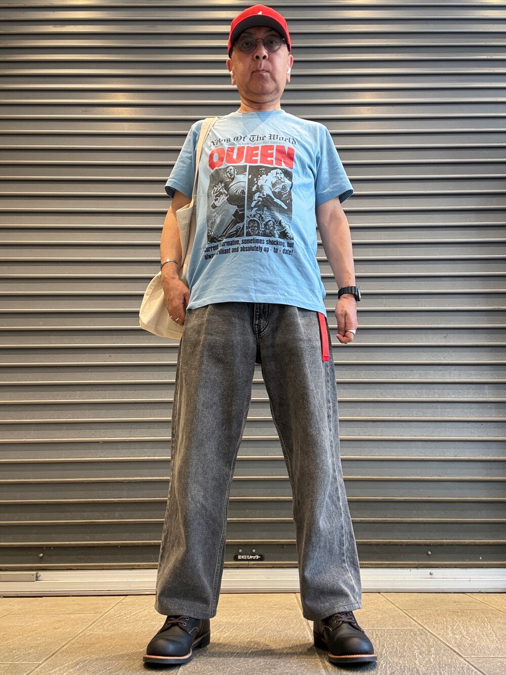 グレー系のデニムパンツ、ブルー系のTシャツ/カットソー、ホワイト系のトートバッグを着用したメンズの春コーディネートの2枚目の写真