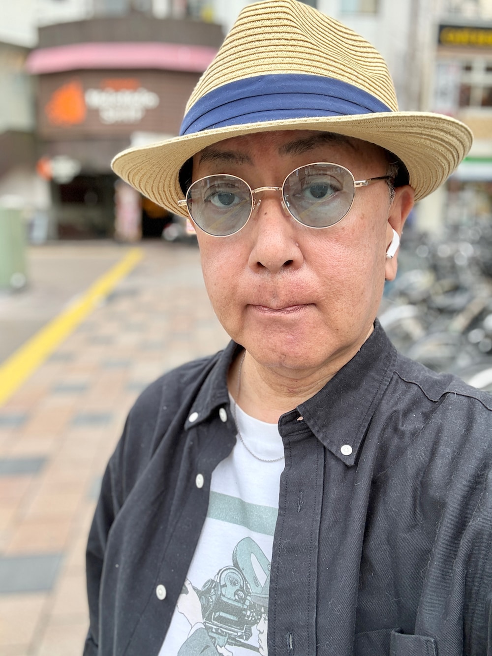 ホワイト系のTシャツ/カットソー、ブラック系のシャツ/ブラウス、ブルー系のデニムパンツを着用したメンズの春コーディネートの2枚目の写真