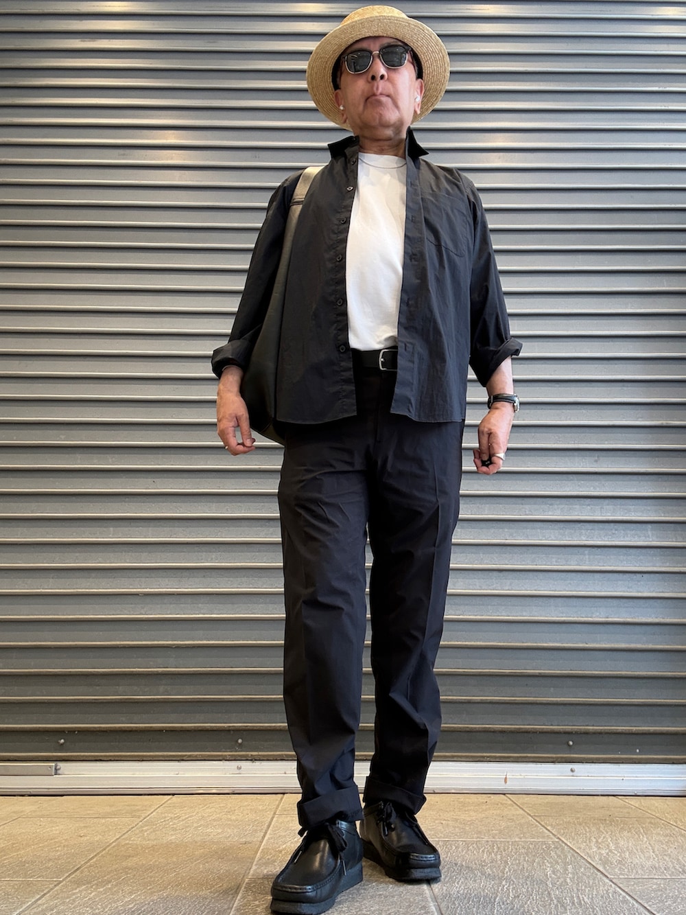ブラック系のモカシン/デッキシューズ、ブラック系のシャツ/ブラウス、ホワイト系のTシャツ/カットソーを着用したメンズの春コーディネートの2枚目の写真