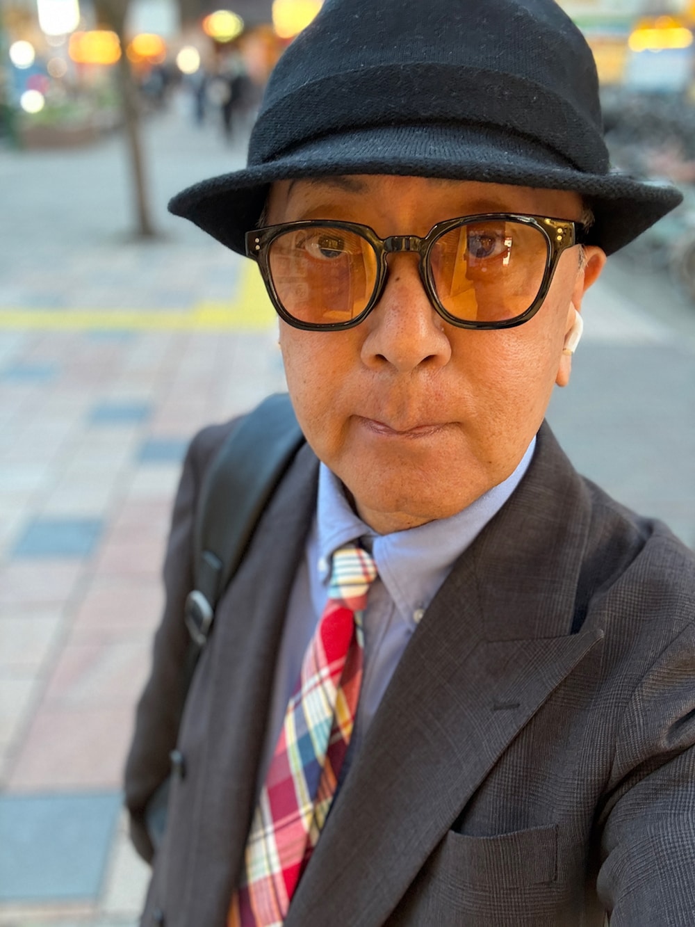 ブラウン系のテーラードジャケット、ブラック系のモカシン/デッキシューズ、ブラック系のデニムパンツを着用したメンズの春コーディネートの4枚目の写真