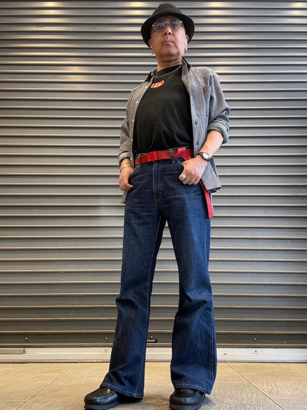 ブルー系のデニムパンツ、ブラック系のTシャツ/カットソー、ブラック系のシャツ/ブラウスを着用したメンズの春コーディネートの2枚目の写真
