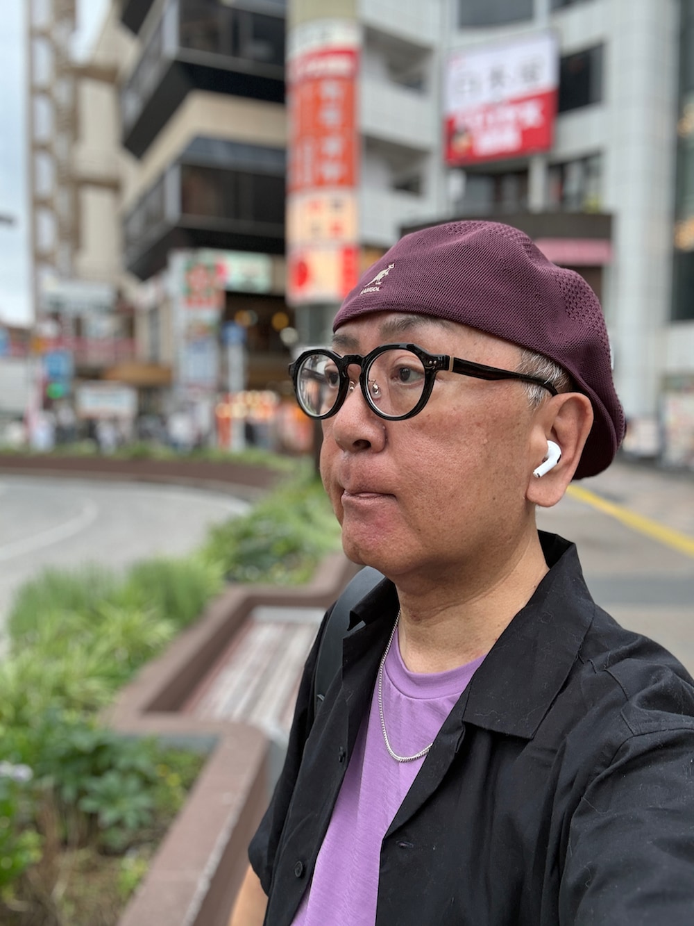 グレー系のデニムパンツ、ブラック系のシャツ/ブラウス、パープル系のTシャツ/カットソーを着用したメンズの夏コーディネートの2枚目の写真