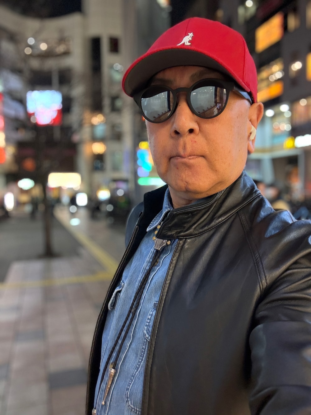 ブラック系のブーツ、ブルー系のシャツ/ブラウス、ブラック系のライダースジャケットを着用したメンズの冬コーディネートの3枚目の写真