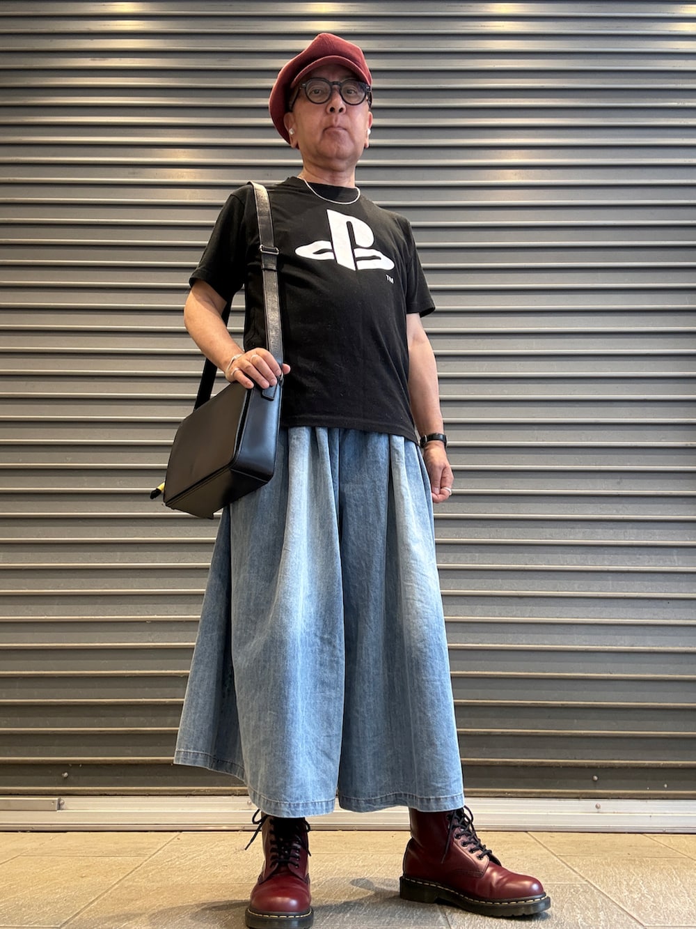 ブラック系のTシャツ/カットソー、ブラック系のショルダーバッグ、ブルー系のその他パンツを着用したメンズの春コーディネートの2枚目の写真