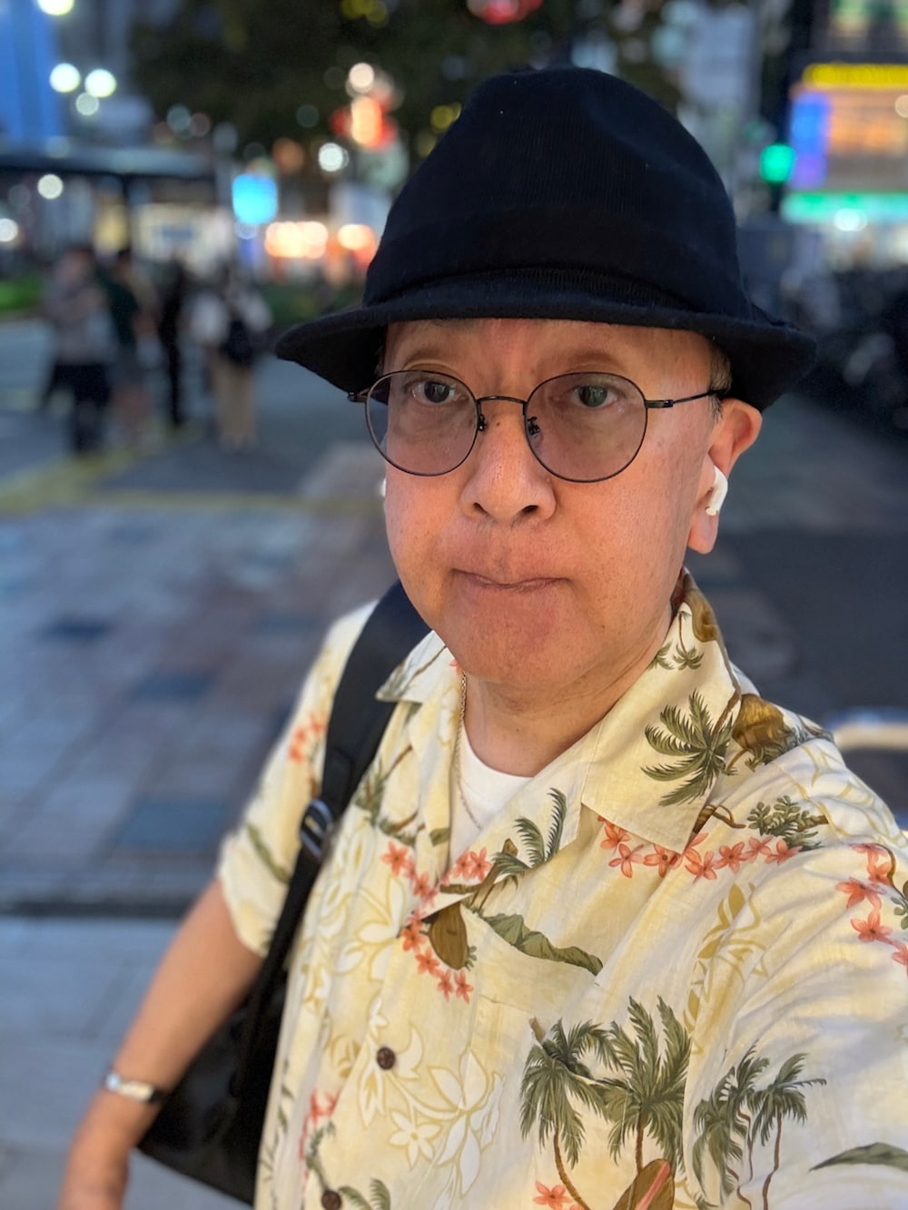 グレー系のチノパンツ、ブラック系のモカシン/デッキシューズ、ホワイト系のTシャツ/カットソーを着用したメンズの秋コーディネートの2枚目の写真