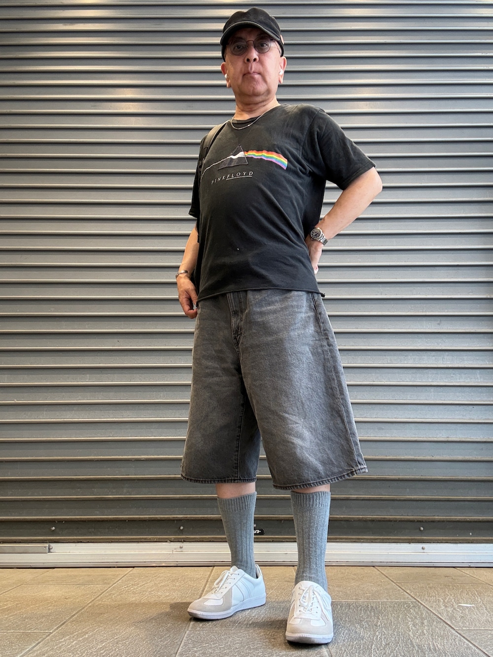 グレー系のデニムパンツ、ブラック系のTシャツ/カットソー、ブラック系のバックパック/リュックを着用したメンズの夏コーディネートの2枚目の写真