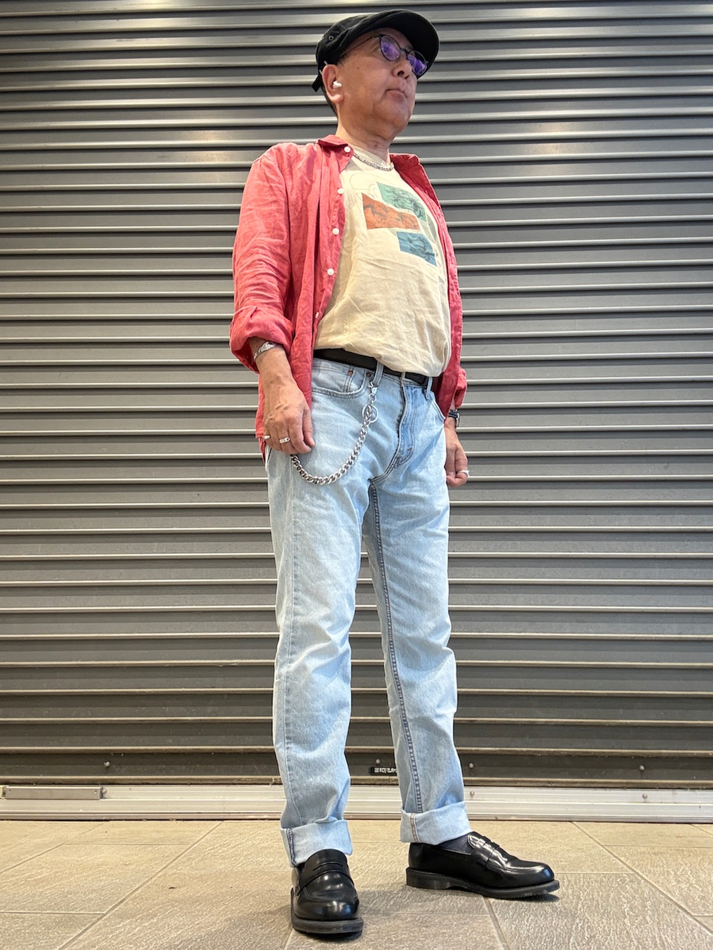ブルー系のデニムパンツ、ベージュ系のTシャツ/カットソー、レッド系のシャツ/ブラウスを着用したメンズの夏コーディネートの2枚目の写真