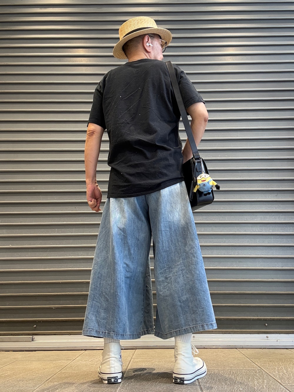 ホワイト系のスニーカー、ブラック系のTシャツ/カットソー、ブルー系のその他パンツを着用したメンズの夏コーディネートの2枚目の写真