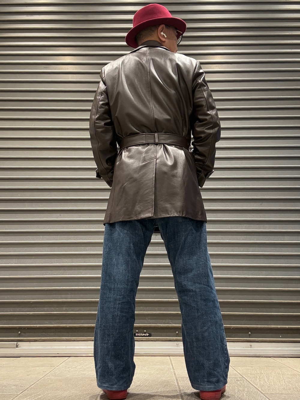 ブラウン系のトレンチコート、グレー系のベスト、パープル系のネクタイを着用したメンズの冬コーディネートの2枚目の写真