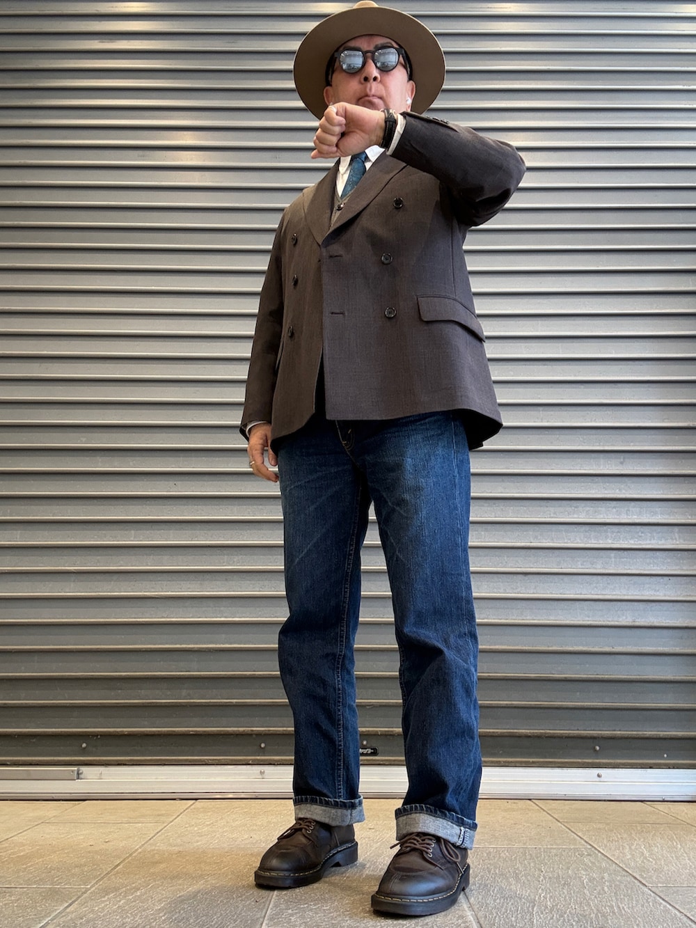 ブラウン系のテーラードジャケット、ホワイト系のシャツ/ブラウス、グレー系のベストを着用したメンズの春コーディネートの2枚目の写真