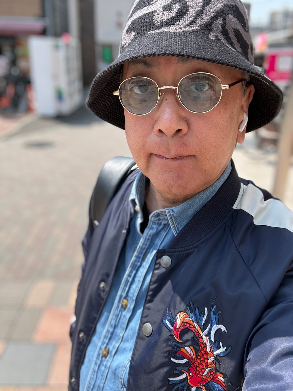 ブラック系のTシャツ/カットソー、ブルー系のシャツ/ブラウス、ブルー系のスカジャンを着用したメンズの春コーディネートの3枚目の写真