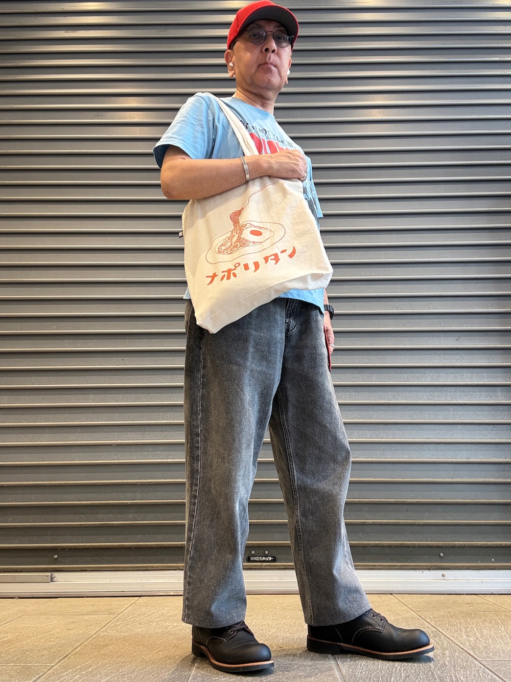 グレー系のデニムパンツ、ブルー系のTシャツ/カットソー、ホワイト系のトートバッグを着用したメンズの春コーディネートの3枚目の写真